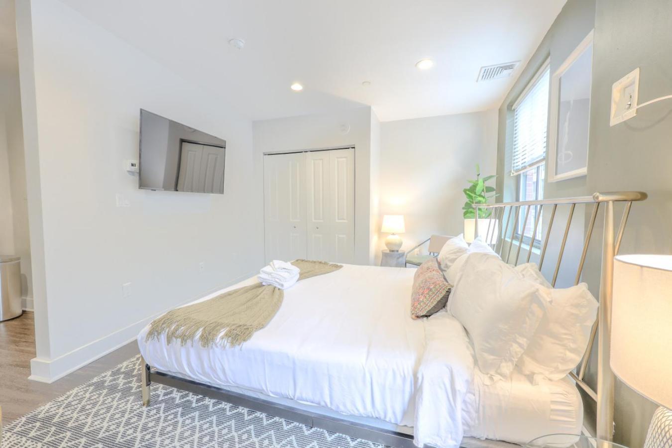 Sleek Fidi Close To Public Transit Apartment *