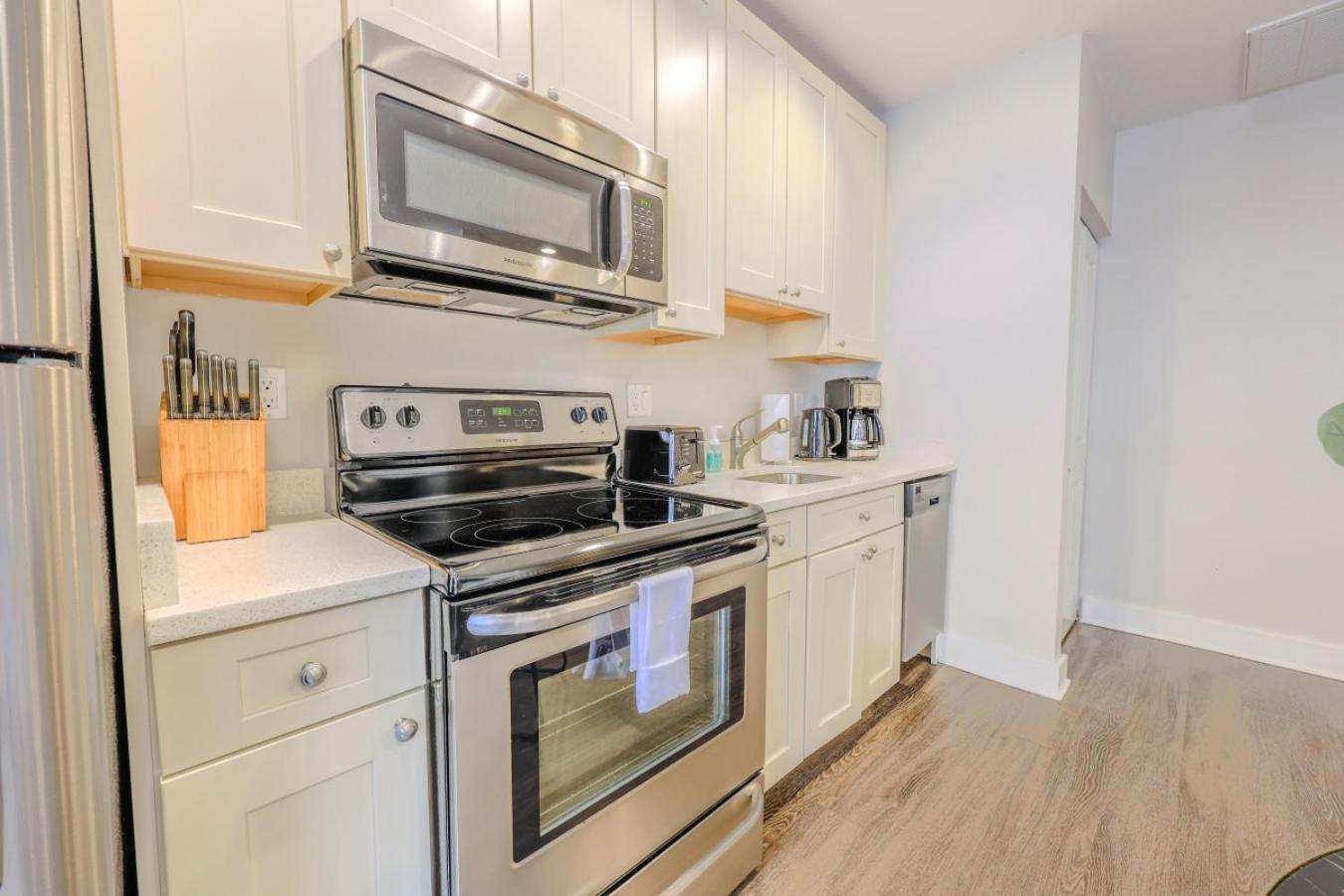 Sleek Fidi Close To Public Transit Apartment *